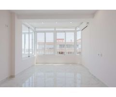 ÁTICO REFORMADO A PIE DE PLAYA CON VISTAS AL MAR Y A LA LAGUNA ROSA – NOVOMARES, TORREVIEJA