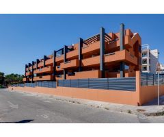 APARTAMENTO CON GRAN TERRAZA, LUMINOSO, AMUEBLADO Y CON PISCINA COMUNITARIA