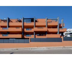 APARTAMENTO CON GRAN TERRAZA, LUMINOSO, AMUEBLADO Y CON PISCINA COMUNITARIA