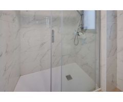 APARTAMENTO CON GRAN TERRAZA, LUMINOSO, AMUEBLADO Y CON PISCINA COMUNITARIA