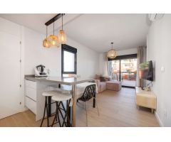 APARTAMENTO CON GRAN TERRAZA, LUMINOSO, AMUEBLADO Y CON PISCINA COMUNITARIA
