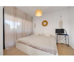 APARTAMENTO CON GRAN TERRAZA, LUMINOSO, AMUEBLADO Y CON PISCINA COMUNITARIA