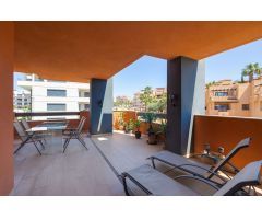 APARTAMENTO CON GRAN TERRAZA, LUMINOSO, AMUEBLADO Y CON PISCINA COMUNITARIA