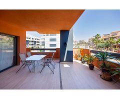 APARTAMENTO CON GRAN TERRAZA, LUMINOSO, AMUEBLADO Y CON PISCINA COMUNITARIA