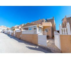 IMPRESIONANTE CASA ADOSADA ESTILO QUADRO CON VISTAS AL MAR Y EXCELENTE UBICACIÓN EN TORREVIEJA