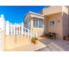 IMPRESIONANTE CASA ADOSADA ESTILO QUADRO CON VISTAS AL MAR Y EXCELENTE UBICACIÓN EN TORREVIEJA