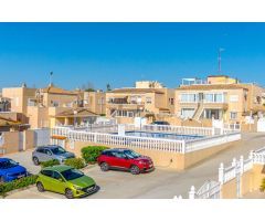 IMPRESIONANTE CASA ADOSADA ESTILO QUADRO CON VISTAS AL MAR Y EXCELENTE UBICACIÓN EN TORREVIEJA