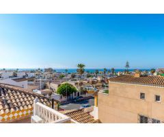 IMPRESIONANTE CASA ADOSADA ESTILO QUADRO CON VISTAS AL MAR Y EXCELENTE UBICACIÓN EN TORREVIEJA