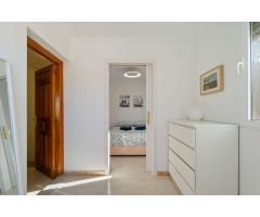 IMPRESIONANTE CASA ADOSADA ESTILO QUADRO CON VISTAS AL MAR Y EXCELENTE UBICACIÓN EN TORREVIEJA