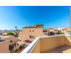 IMPRESIONANTE CASA ADOSADA ESTILO QUADRO CON VISTAS AL MAR Y EXCELENTE UBICACIÓN EN TORREVIEJA
