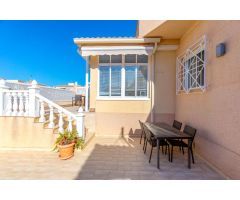 IMPRESIONANTE CASA ADOSADA ESTILO QUADRO CON VISTAS AL MAR Y EXCELENTE UBICACIÓN EN TORREVIEJA
