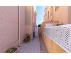 IMPRESIONANTE CASA ADOSADA ESTILO QUADRO CON VISTAS AL MAR Y EXCELENTE UBICACIÓN EN TORREVIEJA