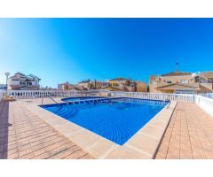 IMPRESIONANTE CASA ADOSADA ESTILO QUADRO CON VISTAS AL MAR Y EXCELENTE UBICACIÓN EN TORREVIEJA