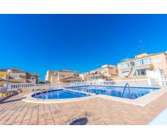 IMPRESIONANTE CASA ADOSADA ESTILO QUADRO CON VISTAS AL MAR Y EXCELENTE UBICACIÓN EN TORREVIEJA