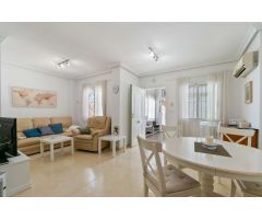 IMPRESIONANTE CASA ADOSADA ESTILO QUADRO CON VISTAS AL MAR Y EXCELENTE UBICACIÓN EN TORREVIEJA