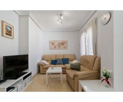 IMPRESIONANTE CASA ADOSADA ESTILO QUADRO CON VISTAS AL MAR Y EXCELENTE UBICACIÓN EN TORREVIEJA