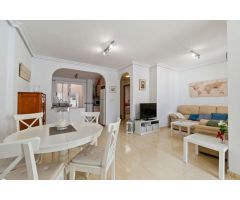 IMPRESIONANTE CASA ADOSADA ESTILO QUADRO CON VISTAS AL MAR Y EXCELENTE UBICACIÓN EN TORREVIEJA