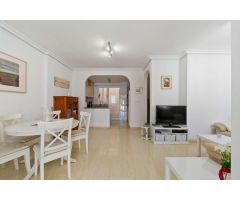 IMPRESIONANTE CASA ADOSADA ESTILO QUADRO CON VISTAS AL MAR Y EXCELENTE UBICACIÓN EN TORREVIEJA