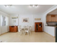 IMPRESIONANTE CASA ADOSADA ESTILO QUADRO CON VISTAS AL MAR Y EXCELENTE UBICACIÓN EN TORREVIEJA