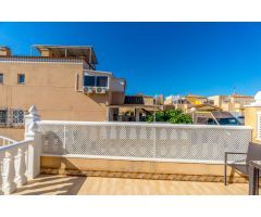 IMPRESIONANTE CASA ADOSADA ESTILO QUADRO CON VISTAS AL MAR Y EXCELENTE UBICACIÓN EN TORREVIEJA