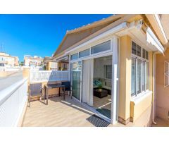 IMPRESIONANTE CASA ADOSADA ESTILO QUADRO CON VISTAS AL MAR Y EXCELENTE UBICACIÓN EN TORREVIEJA