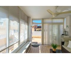 IMPRESIONANTE CASA ADOSADA ESTILO QUADRO CON VISTAS AL MAR Y EXCELENTE UBICACIÓN EN TORREVIEJA