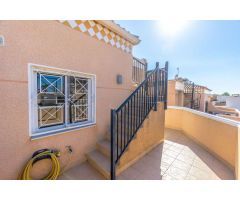 IMPRESIONANTE CASA ADOSADA ESTILO QUADRO CON VISTAS AL MAR Y EXCELENTE UBICACIÓN EN TORREVIEJA