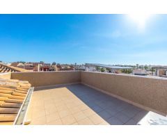 IMPRESIONANTE CASA ADOSADA ESTILO QUADRO CON VISTAS AL MAR Y EXCELENTE UBICACIÓN EN TORREVIEJA