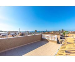 IMPRESIONANTE CASA ADOSADA ESTILO QUADRO CON VISTAS AL MAR Y EXCELENTE UBICACIÓN EN TORREVIEJA