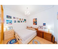 AMPLIO APARTAMENTO EN EL CENTRO DE TORREVIEJA, CERCA DE LA PLAYA