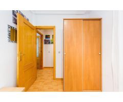 AMPLIO APARTAMENTO EN EL CENTRO DE TORREVIEJA, CERCA DE LA PLAYA