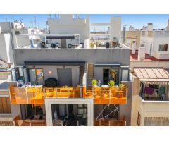 ÁTICO MODERNO CON SOLÁRIUM PRIVADO Y PISCINA EN EL CENTRO DE TORREVIEJA