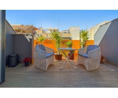 ÁTICO MODERNO CON SOLÁRIUM PRIVADO Y PISCINA EN EL CENTRO DE TORREVIEJA