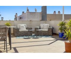 ÁTICO MODERNO CON SOLÁRIUM PRIVADO Y PISCINA EN EL CENTRO DE TORREVIEJA