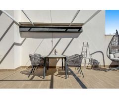 ÁTICO MODERNO CON SOLÁRIUM PRIVADO Y PISCINA EN EL CENTRO DE TORREVIEJA