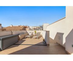 ÁTICO MODERNO CON SOLÁRIUM PRIVADO Y PISCINA EN EL CENTRO DE TORREVIEJA