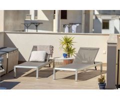 ÁTICO MODERNO CON SOLÁRIUM PRIVADO Y PISCINA EN EL CENTRO DE TORREVIEJA