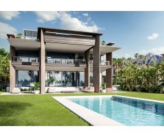VILLA DE LUJO CON INSTALACIONES MODERNAS, AMPLIA PISCINA PRIVADA Y PARKING PARA 6 COCHES