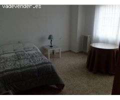 HERMOSO PISO  UBICADO EN PLENO CENTRO DE GRANADA CON 3 HABITACIONES