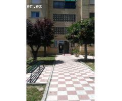HERMOSO PISO  UBICADO EN PLENO CENTRO DE GRANADA CON 3 HABITACIONES