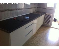 HERMOSO PISO  UBICADO EN PLENO CENTRO DE GRANADA CON 3 HABITACIONES