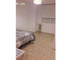 HERMOSO PISO  UBICADO EN PLENO CENTRO DE GRANADA CON 3 HABITACIONES