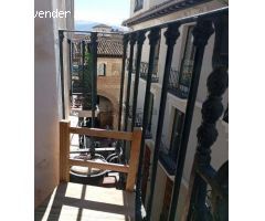 ** SE ALQUILA PISO EN REYES CATÓLICOS IDEAL PARA TRABAJADORES**