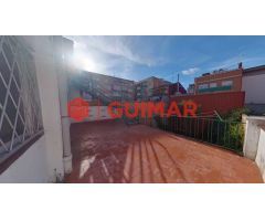 ADOSADO EN VENTA PARA REFORMAR CON GARAJE  EN GAVA