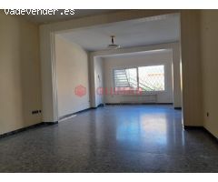 ADOSADO EN VENTA PARA REFORMAR CON GARAJE  EN GAVA