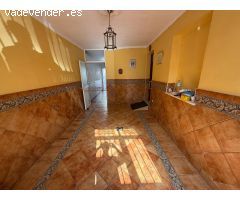 ???? ¡Oportunidad en Fuente Palmera! Casa adosada con amplios espacios y gran potencial ??????