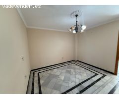 ???? ¡Oportunidad en Fuente Palmera! Casa adosada con amplios espacios y gran potencial ??????