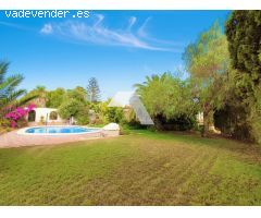 Chalet independiente con gran parcela y piscina privada