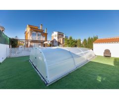 CHALET CON PISCINA EN URBANIZACIÓN PRIVADA