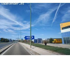 Alquiler de nave industrial moderna en polígono estratégico junto al aeródromo.